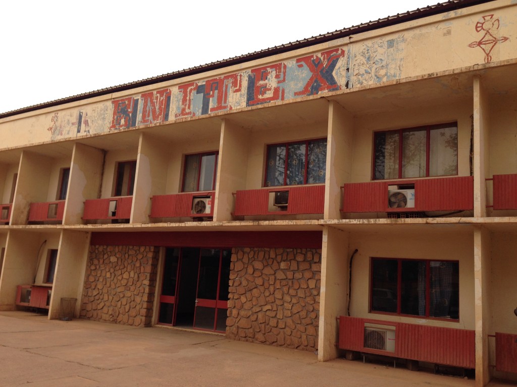 Façade du siège social et administratif de la société ENITEX/SOTEX, société nigérienne de teinture de pagne en coton, située dans la zone industrielle de Niamey, capitale du Niger.